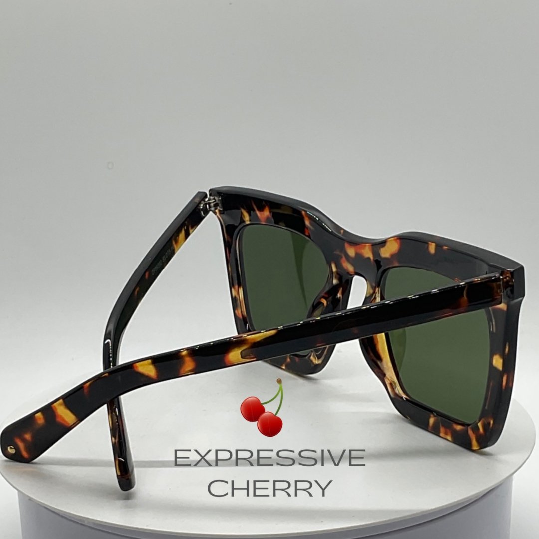 Lilly (Tort) - Expressive Cherry